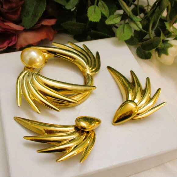 Vintage GIVENCHY Gold Plate Winged Brooch and Earrings Set: DESIGNER Pearl Gold - Picture 10 of 14
